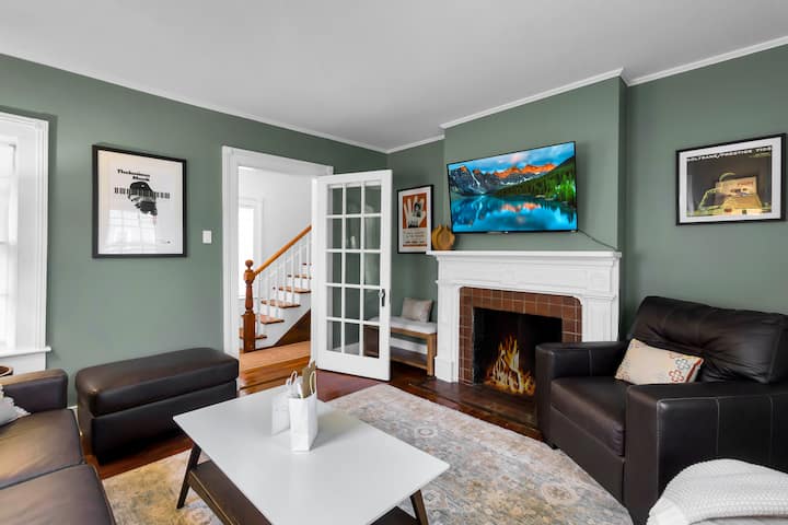 Downtown New Bern 3-bed Home - Yard, Pet-friendly! - New Bern, NC