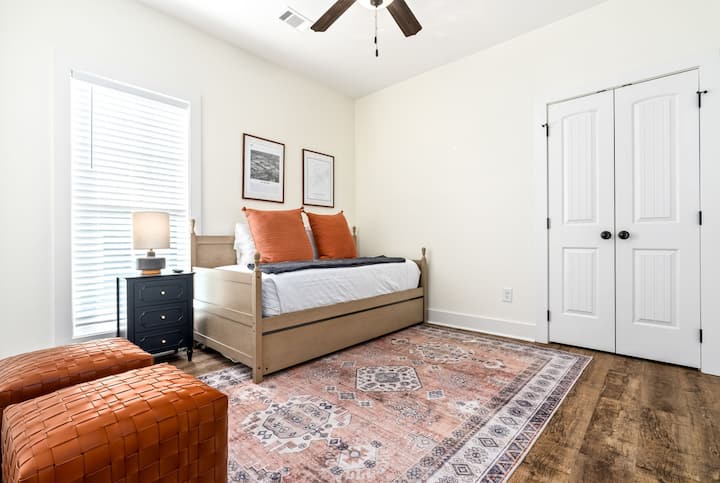 მესამე საძინებელი ორადგილიანი საწოლითა და გასაშლელი საწოლით — იდეალურია ოჯახებისთვის ან დამატებითი სტუმრებისთვის.