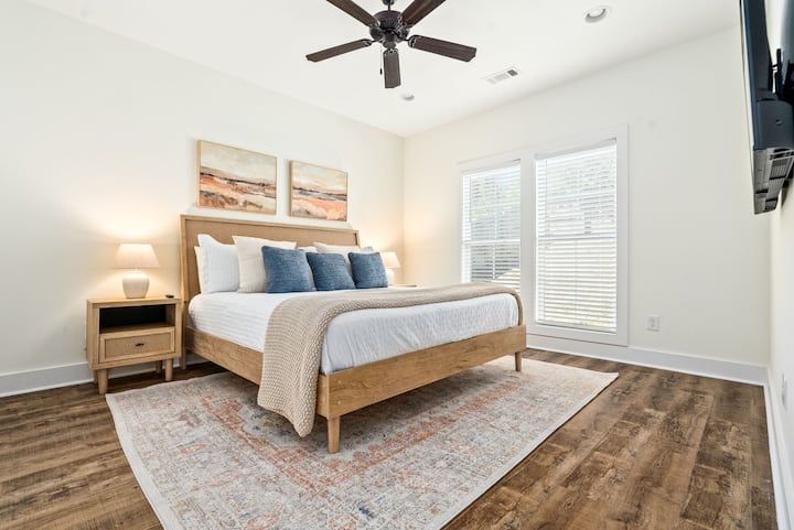 მოისვენეთ მთავარ ლუქს‑კლასის ნომერში — მყუდრო საძინებელში, რომელიც გაფორმებულია თბილი ტონებითა და სასიამოვნო ტექსტურებით.