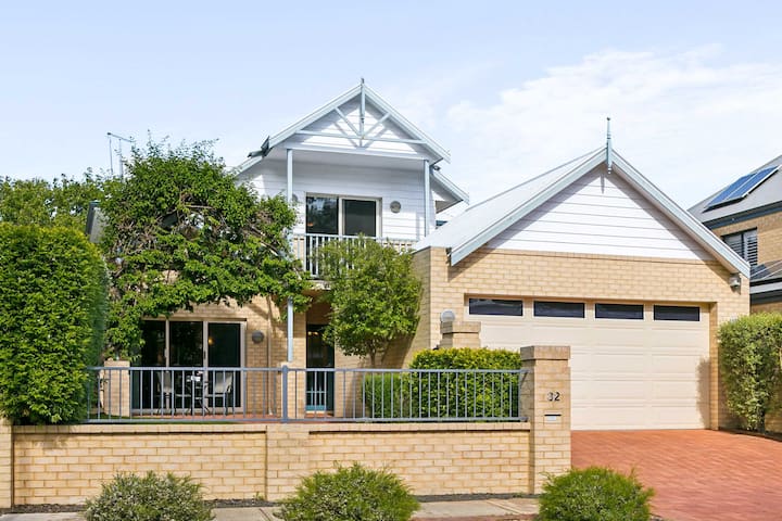 500mps Wifi | Lakeside |  3 Living Rooms | 4 Beds - Kingsley