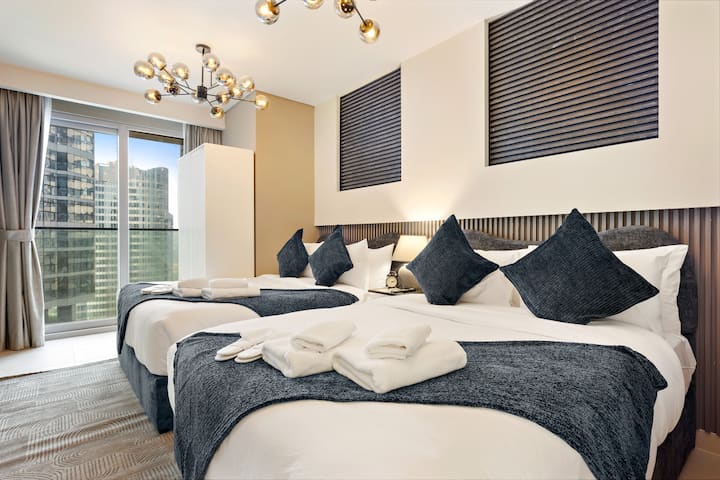 Dhomë gjumi me krevate dopio, televizor inteligjent dhe një dritare të madhe që ofron një ambient të ndritshëm dhe relaksues ️✨