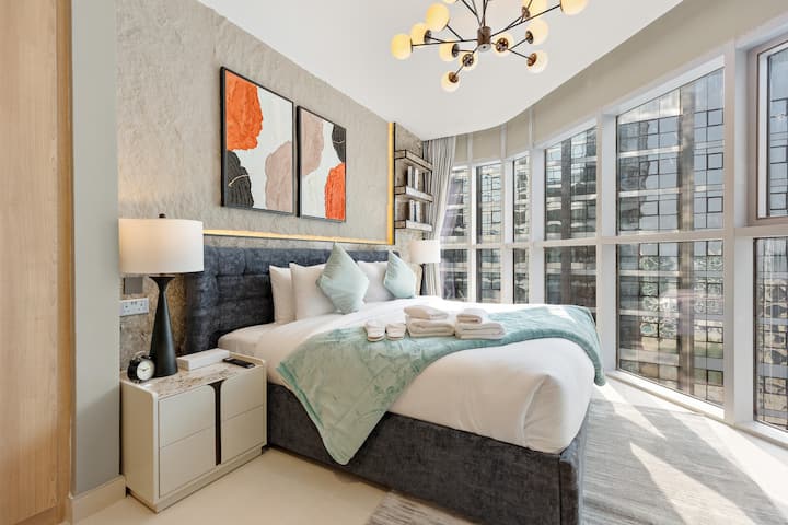 Dhomë gjumi me një krevat dopio "king", televizor inteligjent dhe një dritare të madhe që ofron një pamje mahnitëse ✨