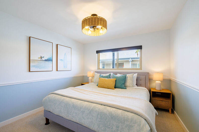 Დერეფნის პირველ საძინებელში არის დიდი ზომის საწოლი პრემიუმ-კლასის თეთრეულით, ორი ტუმბო, რომლებიც აღჭურვილია ელექტრომოწყობილობებითა და USB პორტებით.