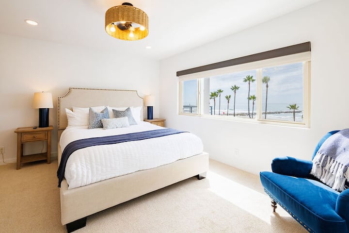 เตียงคิงไซส์ในแคลิฟอร์เนียที่กว้างขวางพร้อมวิวทะเลแบบพาโนรามา