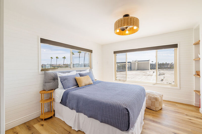 Საძინებელი სავსეა უხვი ბუნებრივი განათებით