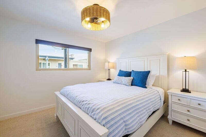 Მეორე დერეფნის საძინებელში არის თეთრი ავეჯი, დედოფლის ლეიბი თეთრი თავსაფრით და პრემიუმ-კლასის თეთრეული