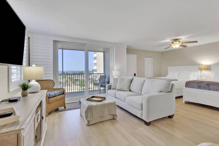 Gulf Front View! Walk To Beach, Beach Gear & Wi-fi - Bonita Springs, FL