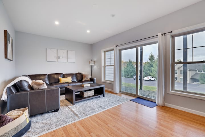 טרקלין מרווח בקומה התחתונה - הירגעו בסלון המרפסת הנעים הזה הכולל ספה גדולה, אח חשמלית וגישה ישירה לחוץ - מושלם לערבי סרטים או להירגע אחרי יום של הרפתקאות.