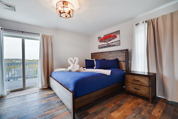 סוויטת קינג מרווחת - הירגעו בנוחות עם מיטת קינג קטיפה, מצעים נעימים ואור טבעי שזורם מהמרפסת הפרטית. המקום המושלם להירגע ולהתרענן אחרי יום של הרפתקאות.