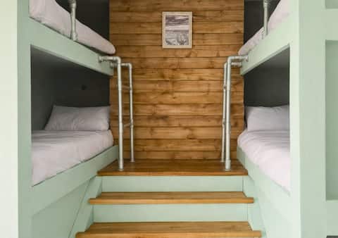 Pitchside Place | Walk to Anfield, sleeps 19