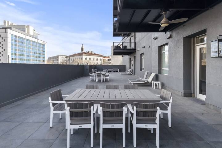 The Aristocrat – 3800 sqft Denver Loft w/ HUGE Pat gallery image 3