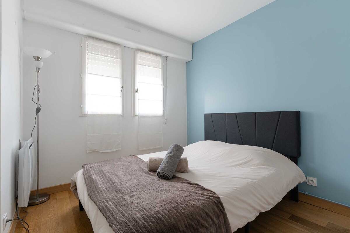 一间卧室配有一张双人床，让您安然入睡