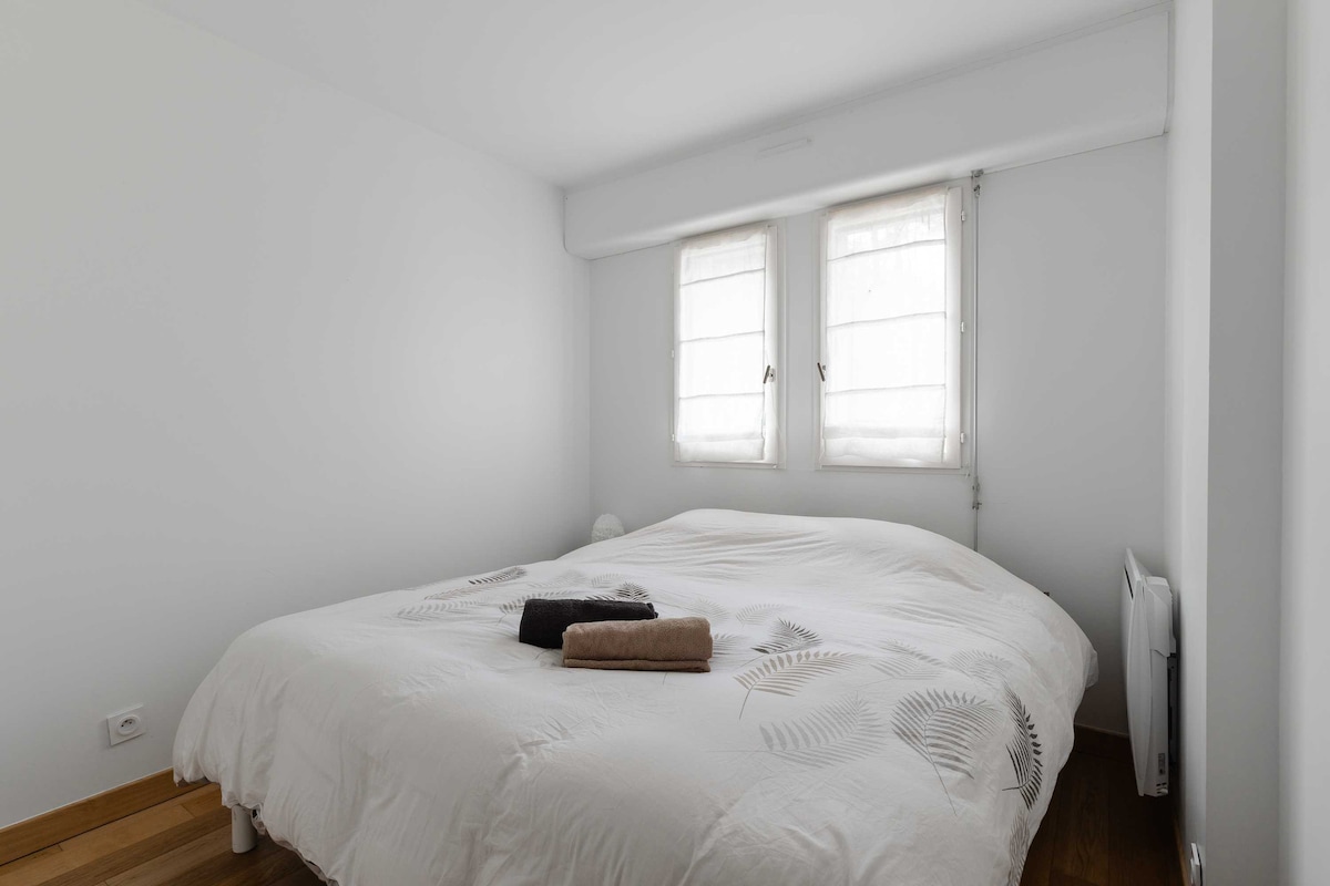 一间卧室配有一张双人床，让您安然入睡