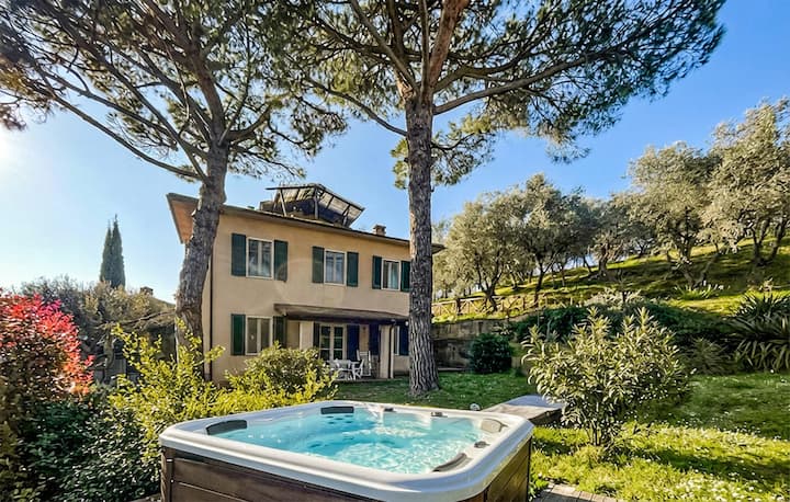 4 Bedroom Awesome Home In Quiesa - Viareggio
