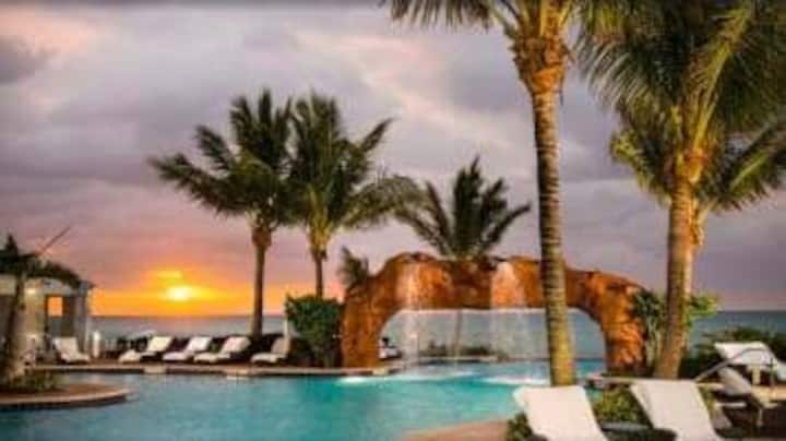 Deluxe Studio, Balcony Bay View, Amazing Pool - Sunny Isles Beach, FL