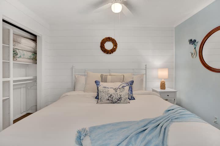 豪华床上用品和优质床垫让您轻松入睡。