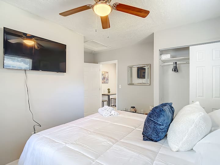 Slaapkamer met kast en smart-tv