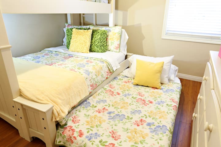 Dvojlôžko nad poschodovou posteľou s vysúvacou posteľou