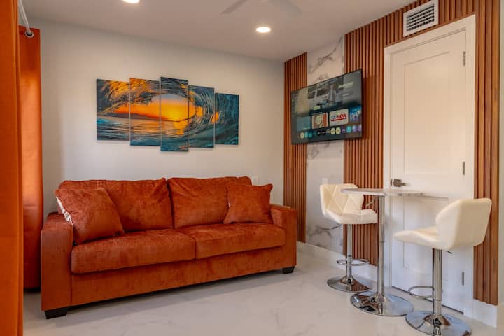 1 Min Walk To The Beach - 1 Bdr -Sofa Bed- Parking - Clearwater Beach, FL