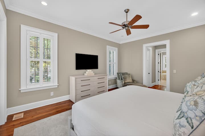 Dormitorio 1 - Principal - King - TV - Acceso al porche - Baño privado - Primer piso