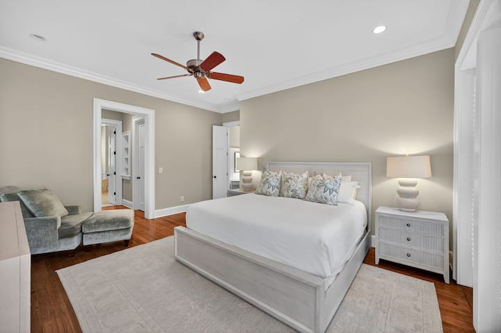 Dormitorio 1 - Principal - King - TV - Acceso al porche - Baño privado - Primer piso