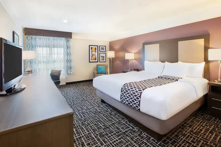 1 King Bed | La Quinta Florence | Free Breakfast - Cincinnati, OH