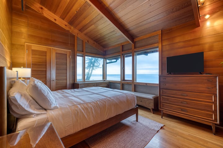 El dormitorio 1 cuenta con una cama tamaño queen, TV y armario.