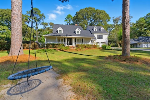 Pool, 8 bedrooms, lakefront, updated kitchen