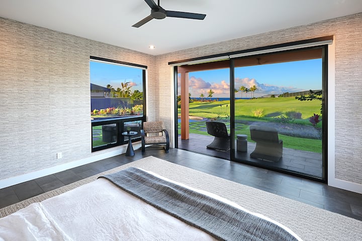 Apartmán pre hostí s manželskou posteľou King, oknami od podlahy až po strop a pokojným výhľadom na golfové ihrisko vytvára pokojné súkromné útočisko.