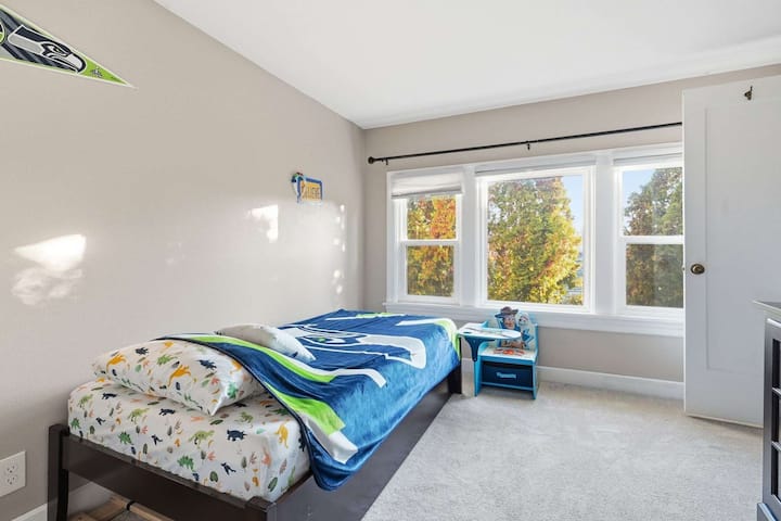 这间迷人的卧室配有一张单人床，自然光线充足，适合所有年龄段的房客，让您度过宁静的夜晚。