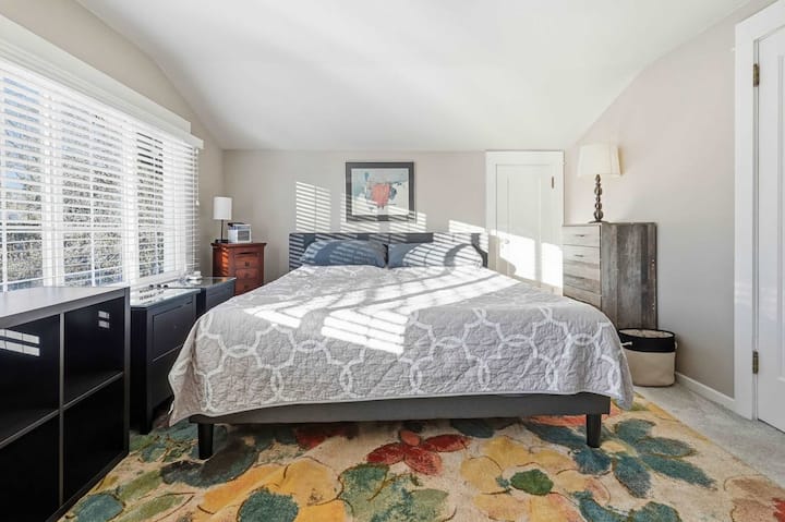 卧室光线充足，配有加大双人床、充足的储物空间和轻松的氛围。