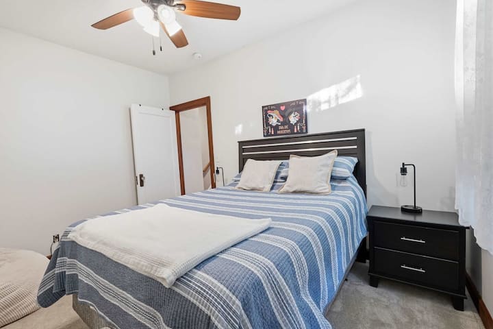 这间舒适的房间配有舒适的标准双人床和自然光，非常适合休闲度假。