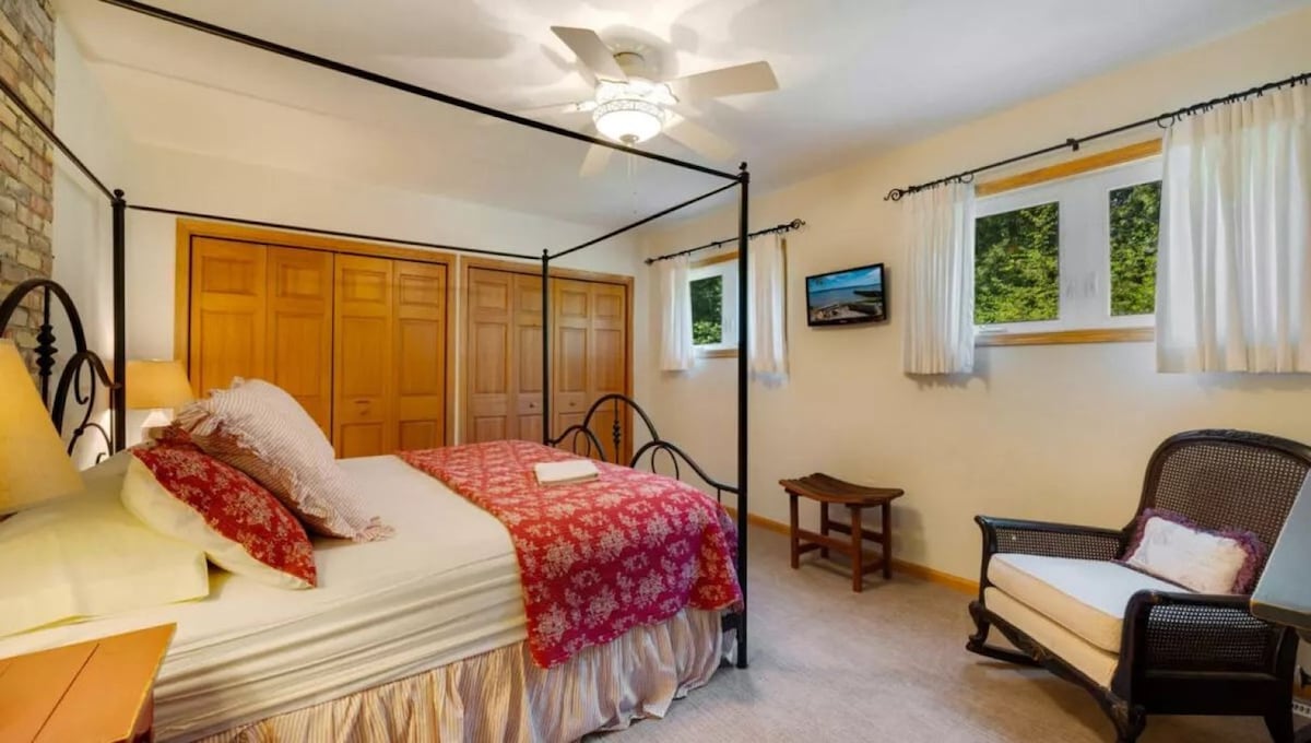 主卧配备加大双人床