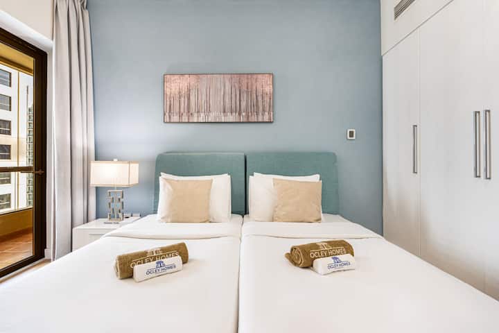 Štýlová a dobre osvetlená dvojlôžková izba s útulnou posteľnou bielizňou a moderným nábytkom s priamym prístupom na balkón pre osviežujúci začiatok dňa. 