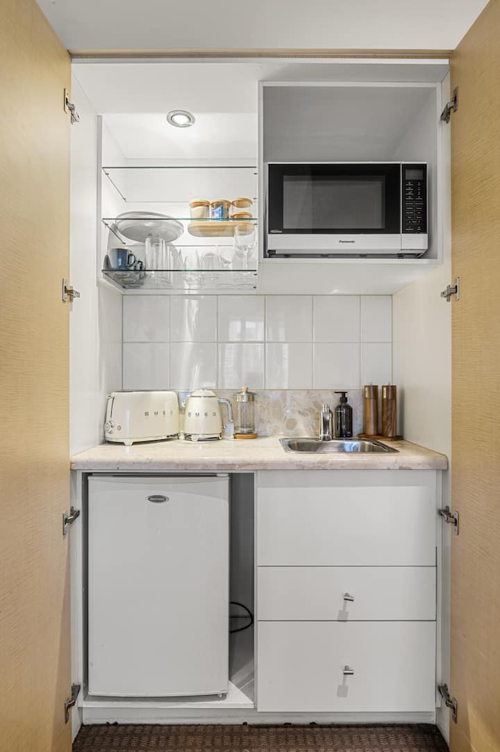 Your well stocked Kitchenette with high quality Smeg appliances.