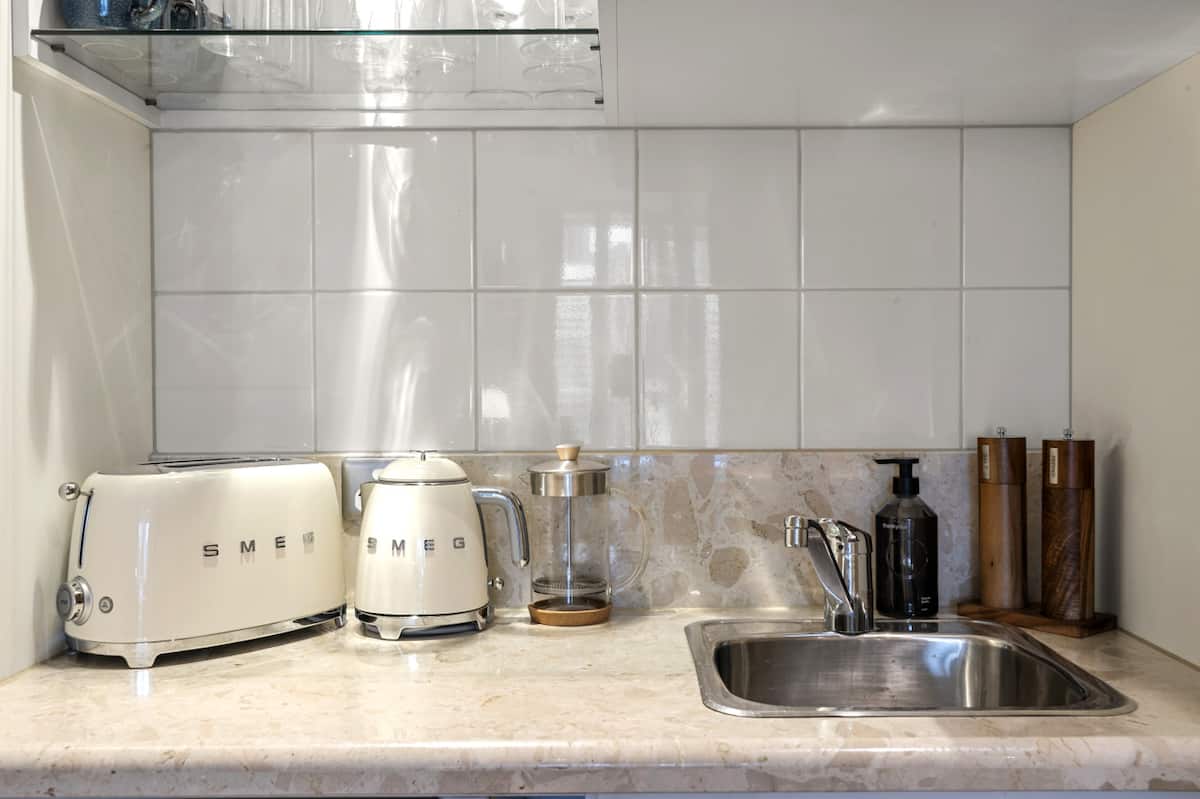 Everything you need for your studio stay in Melbourne CBD.