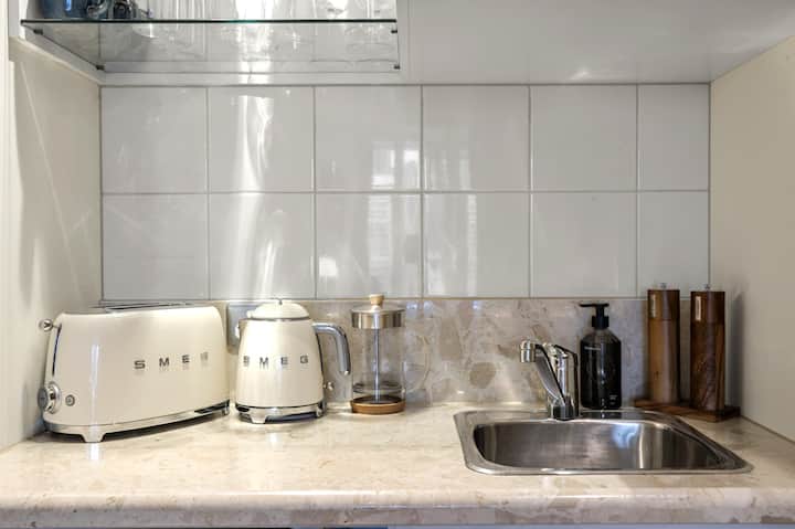 Everything you need for your studio stay in Melbourne CBD.