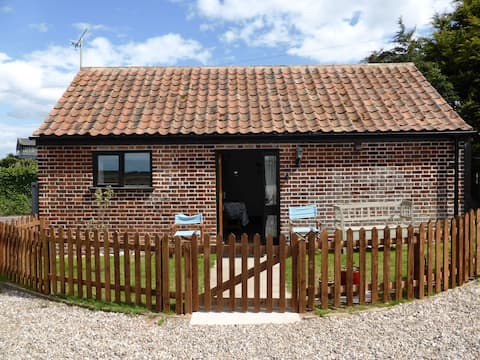 Top Airbnb: Cosy Couples Barn · Wood Burner · Beach Walks in Winterton On Sea