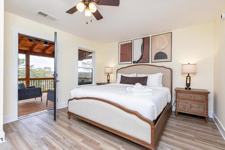 Chumba cha kulala cha 2 chenye Kitanda cha King, Uwezo wa Kutazama Vitu Mtandaoni kwenye Runinga, Bafu la Kujitegemea na Ufikiaji wa Mapumziko ya Nje (Ghorofani)