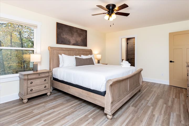 Chumba cha kulala 3 chenye Kitanda cha Mfalme, Uwezo wa Kutazama Vipindi vya Televisheni Mtandaoni, Bafu la Kujitegemea na Ufikiaji wa Sebule ya nje (Ghorofani)