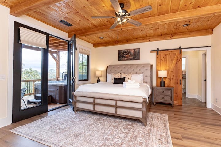 Chumba kikuu cha kulala chenye Kitanda cha Mfalme, Uwezo wa Kutazama Vipindi vya Runinga Mtandaoni, Bafu la Kujitegemea na ufikiaji wa baraza la nje