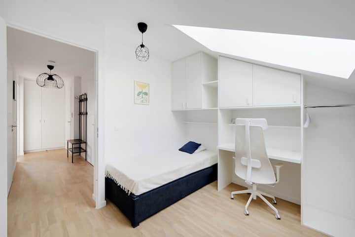 غرفة نوم ثالثة بسرير واحد ومكتب 