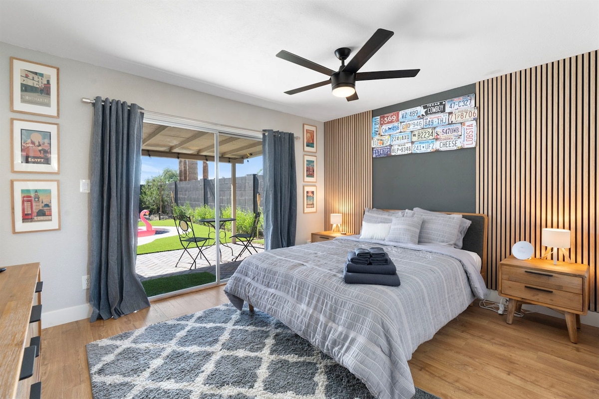 Probudite se uz sunce i pogled na bazen u ovom apartmanu u Scottsdaleu s bračnim krevetom, modernim uređenjem i privatnim izlazom na terasu.