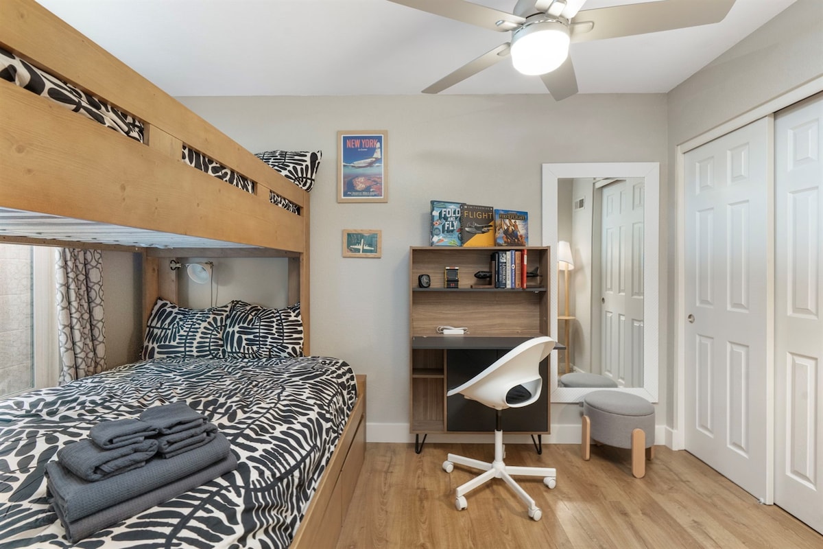 Savršeno za djecu ili prijatelje – ovaj smještaj za odmor u Scottsdaleu ima krevete na kat, radni prostor i razigrano uređenje.