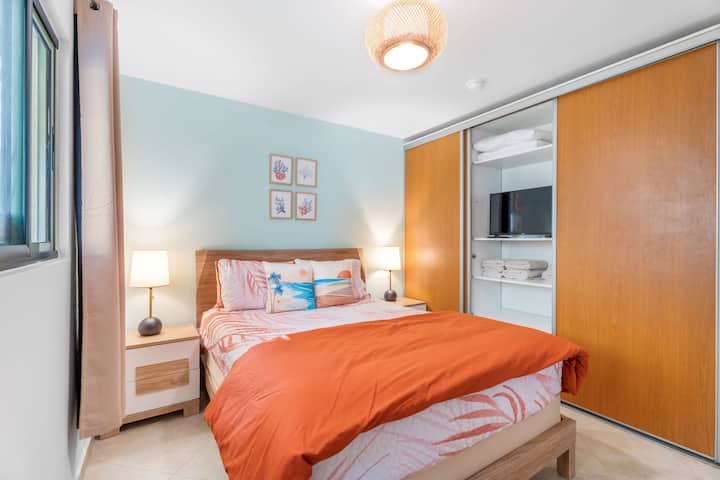 საძინებელში დაგხვდებათ 152×203 სმ ზომის საწოლი და კარადაში ჩაშენებული სმარტ‑ტელევიზორი. დიდი საკიდი სივრცე საცხოვრებელში მარტივად მოწყობას გაგიმარტივებთ. თითოეულ სტუმარს ეძლევა ერთი სააბაზანო პირსახოცი და ერთი პირსახოცი პლაჟისთვის.