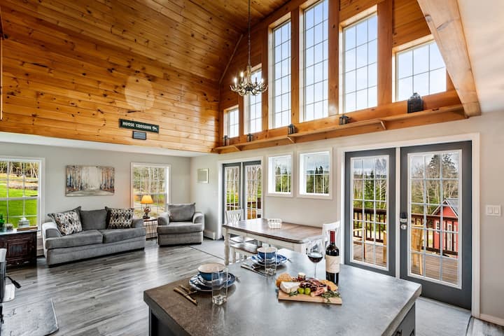 נוף של סלון ופינת אוכל מהמטבח