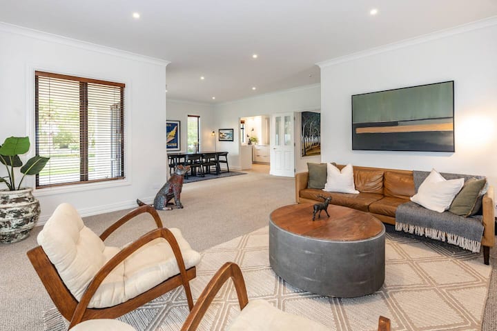 Indulge In Luxury: Views, Pool & Private Oasis - Blenheim