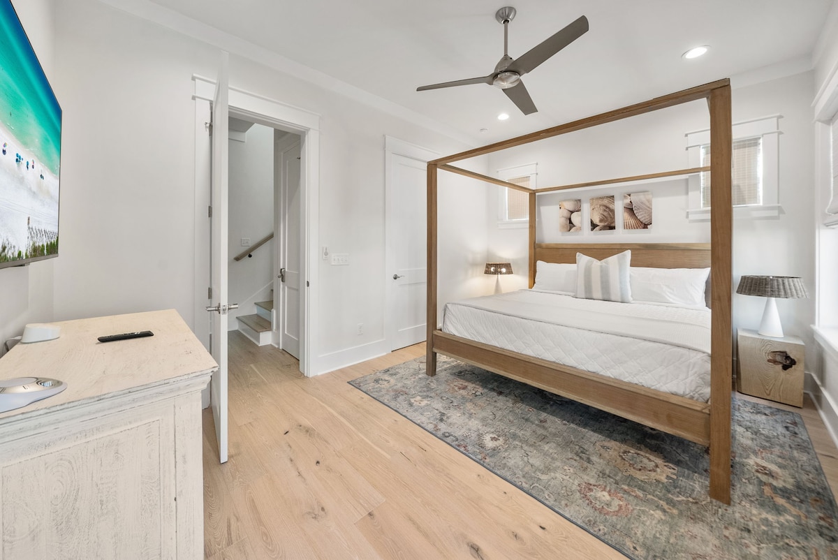 Bedroom #1 king bed with ensuite & smart tv