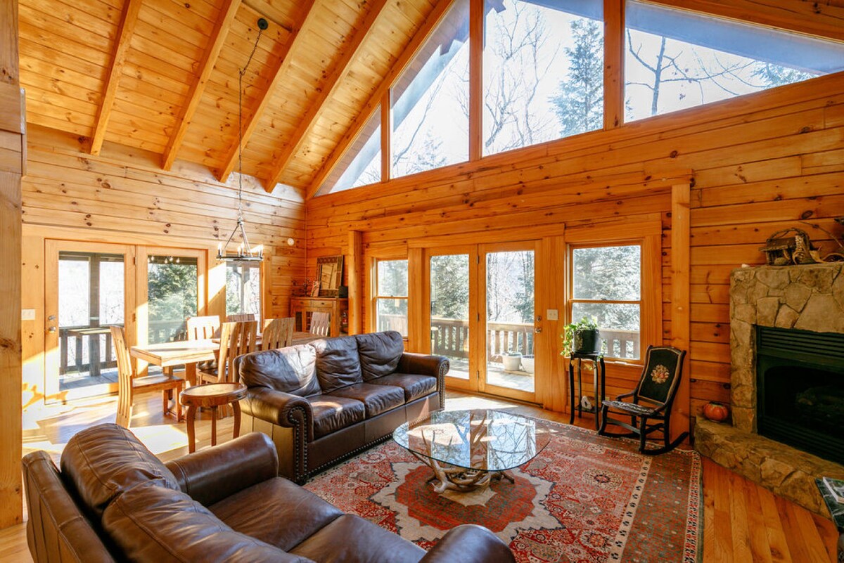 Ნათელი და ღია მისაღები ოთახი