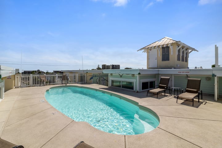 Tybee Condo With Rooftop Pool & Walk To Pier - Tybee Island, GA